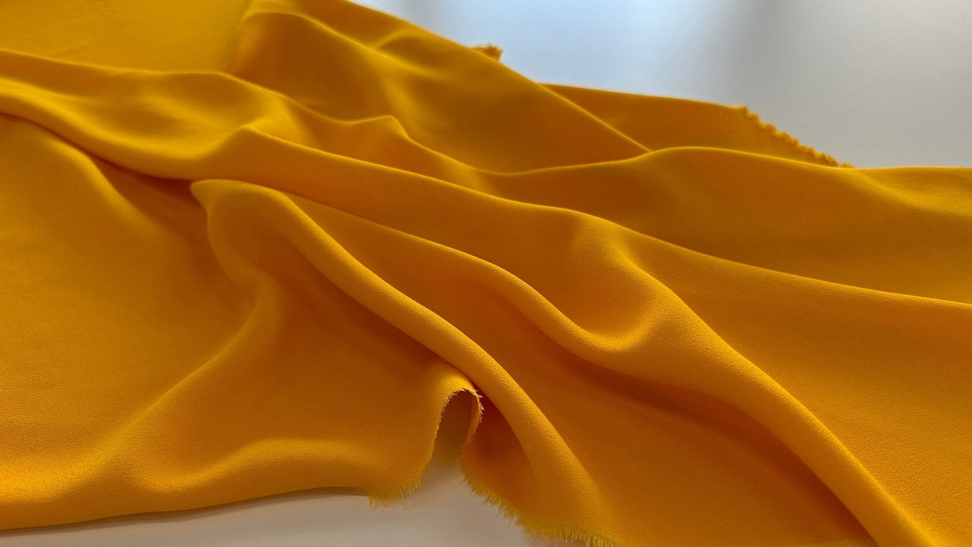 Crêpe de Viscose Fluide - Jaune Mango - fins de séries de grandes maisons de luxe - disclothed paris marque de vêtements prêts-à-coudre patron de couture mercerie et tissus vendus au mètre