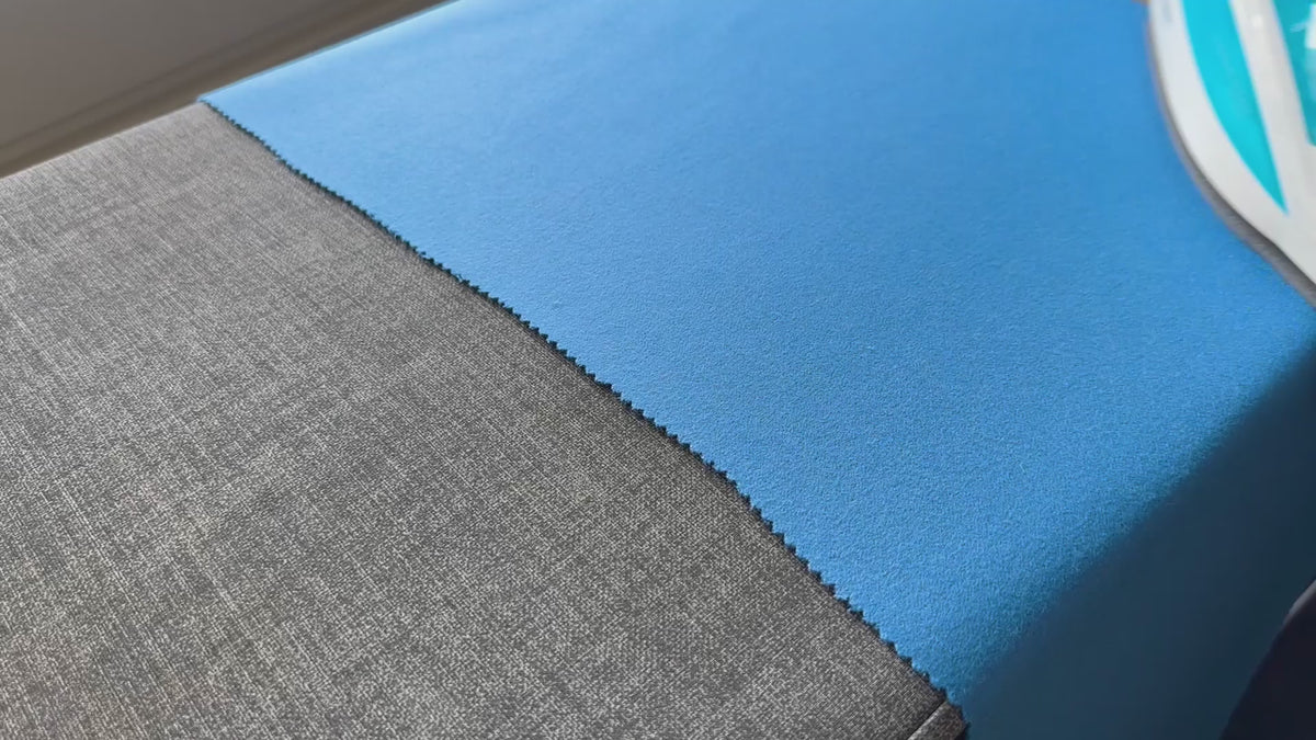 Focus tissu Gabardine de laine brossée couleur bleu azur fins de séries grandes maisons de luxe mode responsable disclothed paris tissus de luxe vendus au mètre