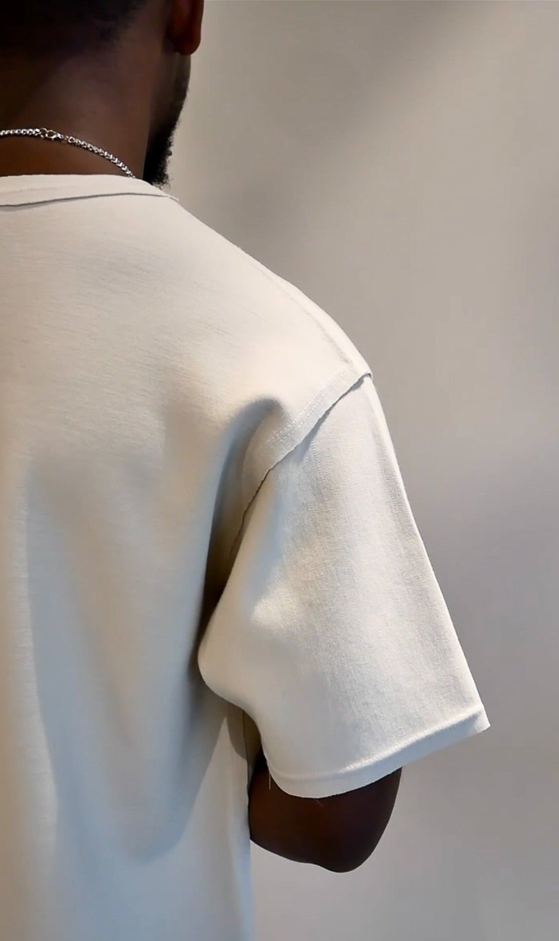 t-shirt bieber unisexe version homme - blanc galet - coffret couture tissus mercerie et patron - prêt-à-coudre disclothed paris